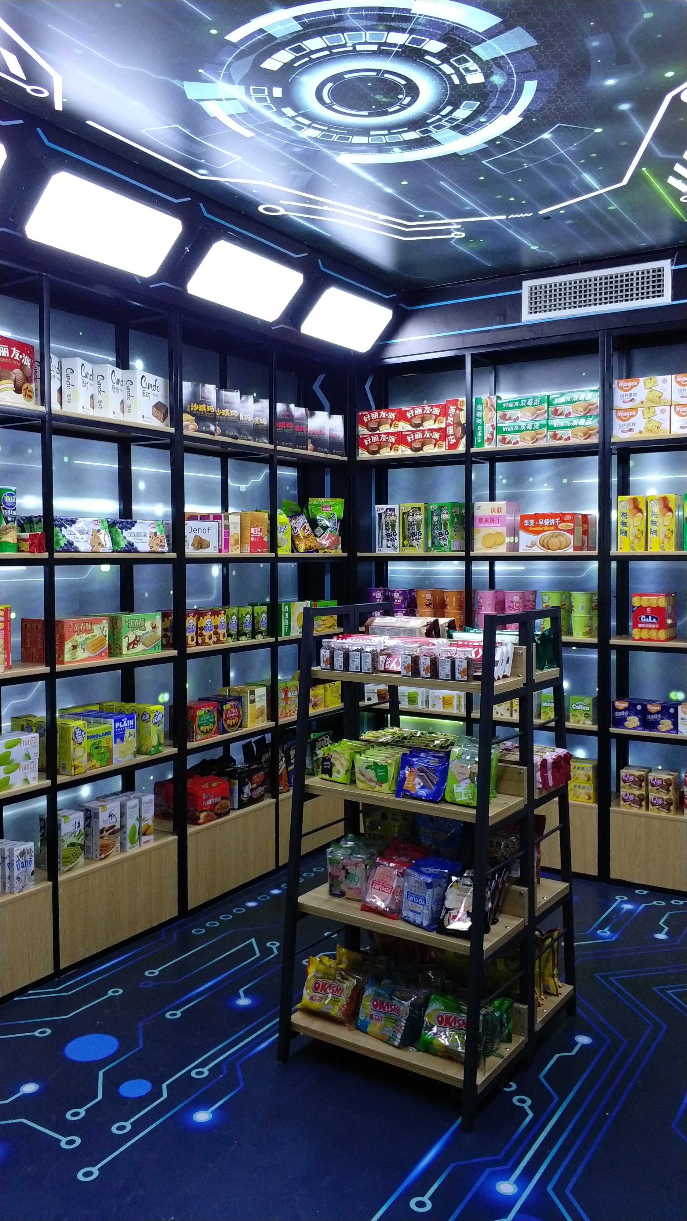 整齐的货架跟普通便利店没有太大差别